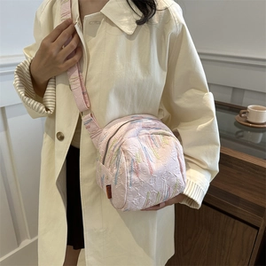 Sac bandoulière rose texturé avec broderie arc-en-ciel et large bandoulière souple