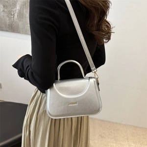 Borsa a tracolla minimalista in ecopelle argento con logo Fashion e manico superiore