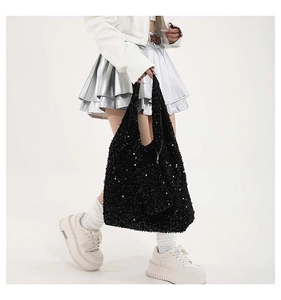 Dettaglio della borsa tote con paillettes nere e piccola pochette con zip coordinata