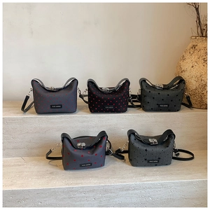 Détails de sacs à bandoulière élégants avec divers motifs de cœurs et d'étoiles