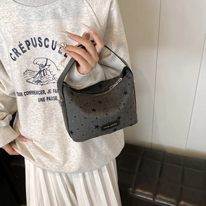 Petit sac polochon gris foncé avec motifs d'étoiles noires et poignées élégantes