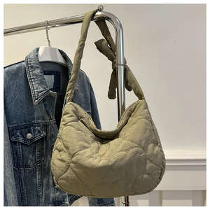 Détail du sac hobo matelassé cœur kaki avec une bandoulière décorative à nœud