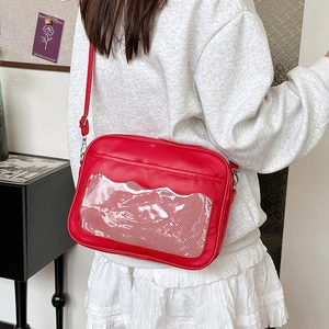 Borsa ita-bag rossa con finestra trasparente a onde mostrata su una modella