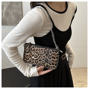 Détail du mini sac léopard avec bordure cloutée argentée et bandoulière chaîne