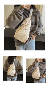 Détail du sac de poitrine en nylon imperméable avec sangle réglable et tissu texturé