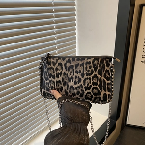 Sac à Épaule en Toile à Imprimé Léopard Tendance pour Femmes Sac Sous les Bras avec Rivets Argentés Chaîne en Métal Petit Sac Carré