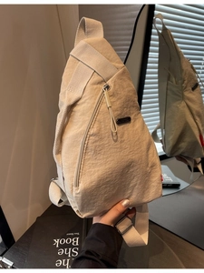 Sac bandoulière beige en nylon pour femme avec sangle réglable et design géométrique