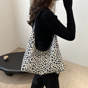 Sac fourre-tout rétro à imprimé léopard pour femme avec design spacieux et bandoulière noire