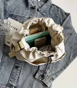 Bovenaanzicht van de crème bucket bag met ruim interieur voor tablet en mobiele telefoon