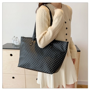 Detail showing high-capacity leather tote bag with gray geometric pattern for commuting