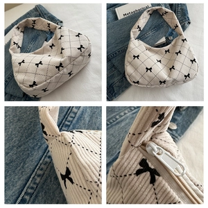 Détails du sac à bandoulière en velours beige avec nœuds noirs et motif matelassé