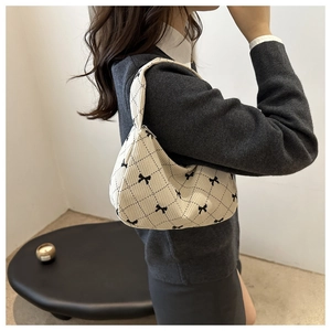 Détail du sac à bandoulière en velours côtelé avec motif nœuds et texture matelassée
