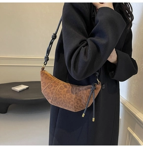 Detail der Croissant-Tasche mit Leopardenmuster, Wildlederoptik und Knotengurt