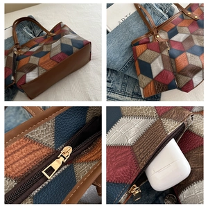 Dettaglio della borsa tote color-block con texture in pelle di coccodrillo e grana