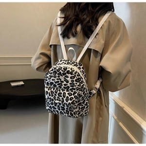 Mini zaino con stampa leopardata indossato da una modella per mostrare lo stile