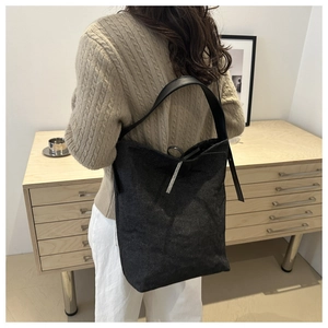 Mannequin portant un grand sac seau en toile noire pour le travail et la détente