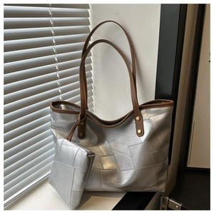 Dettaglio borsa tote patchwork argento con manici marroni e astuccio coordinato set