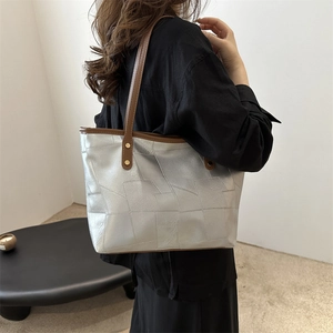 Borsa tote argento patchwork geometrico con spalline in pelle marrone su modella