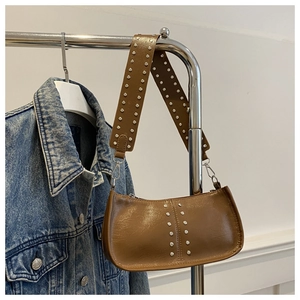 Detailaufnahme der braunen Vintage-Schultertasche mit silbernen Nietendetails