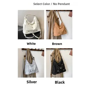 Vue détaillée de grands sacs cabas papillon en quatre couleurs avec texture plissée