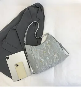 Sac fourre-tout argenté plissé avec papillons et poche latérale montrant les dimensions