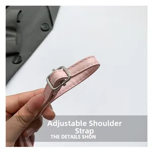 Vue détaillée de la bandoulière réglable en cuir PU rose avec boucle en métal argenté