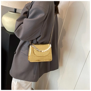 Mini borsa dorata coccodrillo con elegante manico di perle e tracolla a catena oro