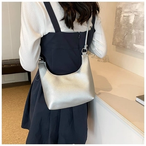 Détail du sac croissant argenté métallisé avec texture similicuir et bandoulière nouée