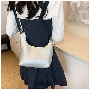 Bolso de hombro hobo plateado minimalista para mujer con elegante cuero de textura granulada