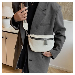 Sac de poitrine en cuir litchi blanc avec bandoulière rayée et double fermeture éclair
