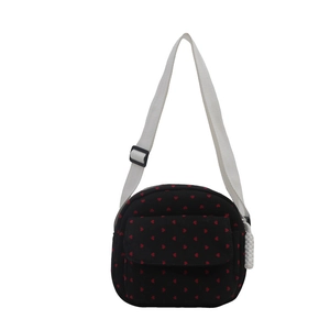 Sac bandoulière en toile noire avec motif cœurs rouges et sangle blanche réglable