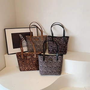 Leopard print tote bags in four colors with shoulder straps for daily commuting