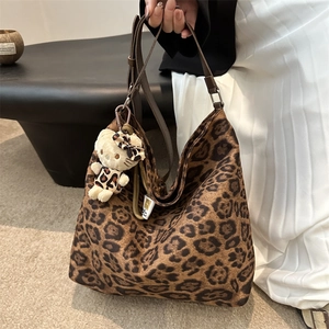 Women's Retro Leopard Print Large Capacity Tote Bag Casual Suede Shoulder Hobo Bag With Adjustable Strap Fashion Handbag