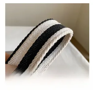 Detalle de una cómoda correa de lona a rayas con bordes tejidos reforzados