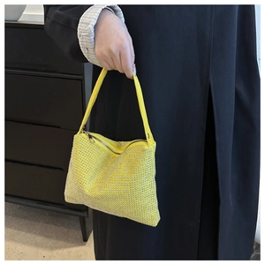 Nahaufnahme der hellgelben Strass-Handtasche mit funkelnden Kristallen und Reißverschluss
