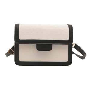 Dames crossbodytas in contrastkleuren met een elegante witte krokodillenprint textuur