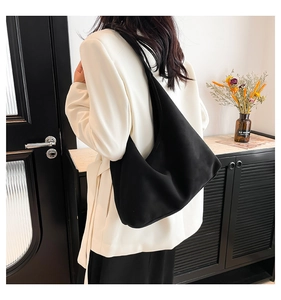 Grande borsa tote nera stile hobo sulla spalla del modello per il confronto delle taglie