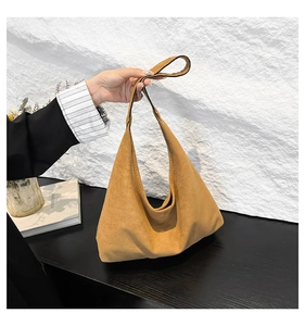 Dettaglio della borsa hobo marrone vintage con texture opaca morbida e tracolla spaziosa