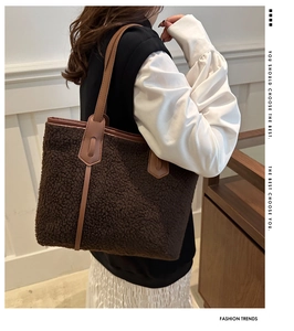 Primer plano detallado del bolso tote de felpa marrón oscuro con adornos de cuero y textura suave