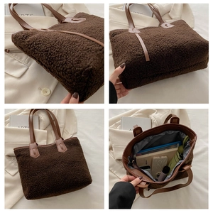 Détail du cabas en polaire peluche marron foncé montrant l'intérieur spacieux pour tablette