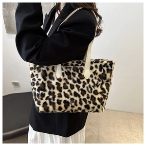 Detalle de bolso tote de felpa con estampado de leopardo y correas de color crema suave