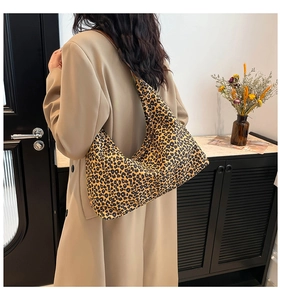 Dettaglio della grande borsa tote leopardata in tela che mette in risalto la forma hobo