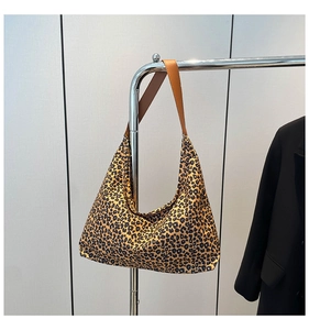 Dettaglio della borsa hobo leopardata con tracolla in pelle marrone sul supporto
