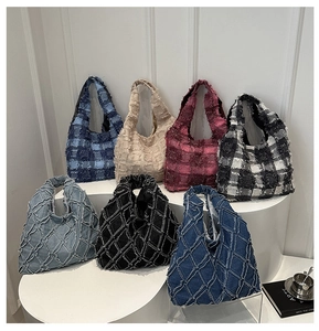 Nahaufnahme von gesteppten Hobo-Taschen mit ausgefransten Kanten und Quasten-Textur