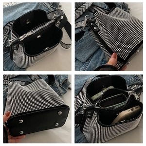 Detalle de bolso cubo con diamantes de imitación, correa bandolera y compartimento interior