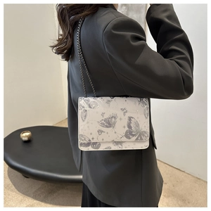 Sac bandoulière blanc chic avec motifs papillons et étoiles grises sur cuir de qualité