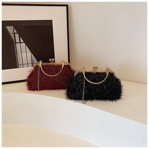 Détail de sacs de soirée à paillettes avec poignées anneau dorées en rouge et noir