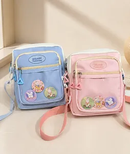 Detail der Canvas-Ita-Tasche mit transparentem PVC-Fach und süßen Hasen-Badges