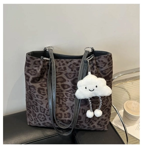 Détail du sac cabas léopard avec texture douce et charmant pendentif nuage peluche