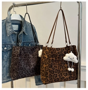 Détails des sacs cabas à imprimé léopard en café foncé et marron avec breloque peluche